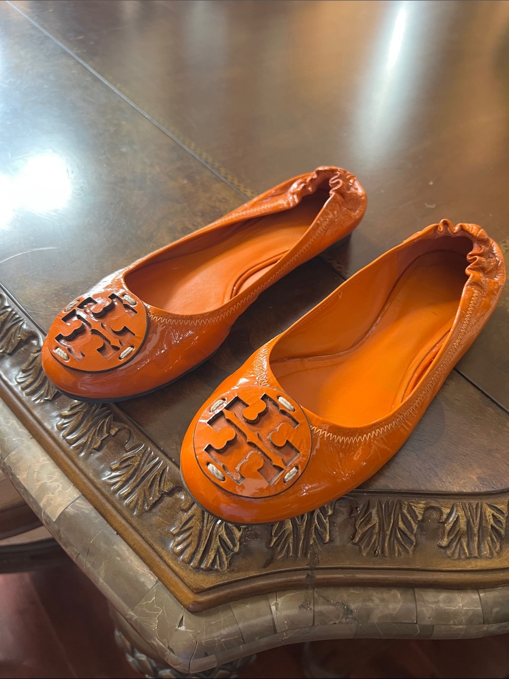 Tory Burch Leather flat shoes
( unique color )